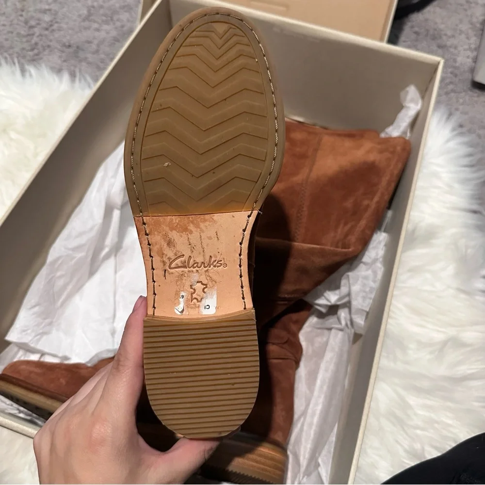 New in box Clarks Clarkdale CLAD Dark Tan‎ Suede